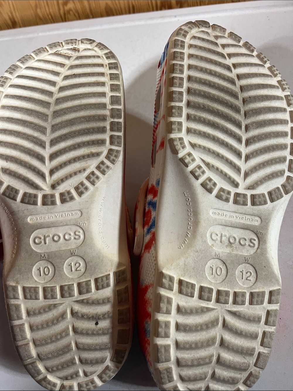 CROCS Tie-Dye Classic Clog in Red White Blue M10/W12 - Picture 8 of 16
